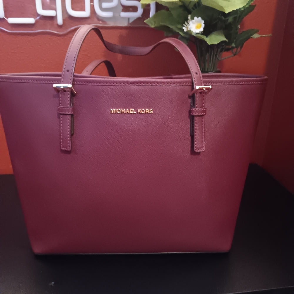 EUC Michael Kors Jet Set Travel Medium Tote Dark Berry Saffiano Leather.